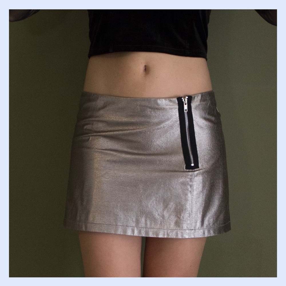 !BEBE METALLIC MINI SKIRT!⚰️